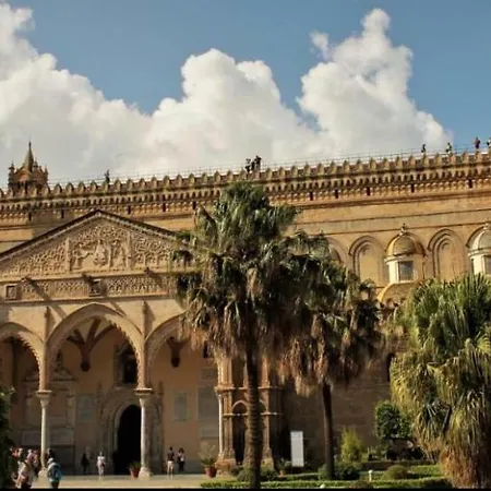 Dietro La Cattedrale Palermo