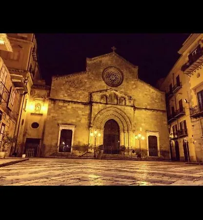 Dietro La Cattedrale