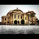 Dietro La Cattedrale Palermo